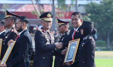 Upacara-Hari-Kesaktian-Pancasila,-Kapolda-Jatim-Beri-Penghargaan-Anggota-Polri-dan-PNPP-Berprestasi